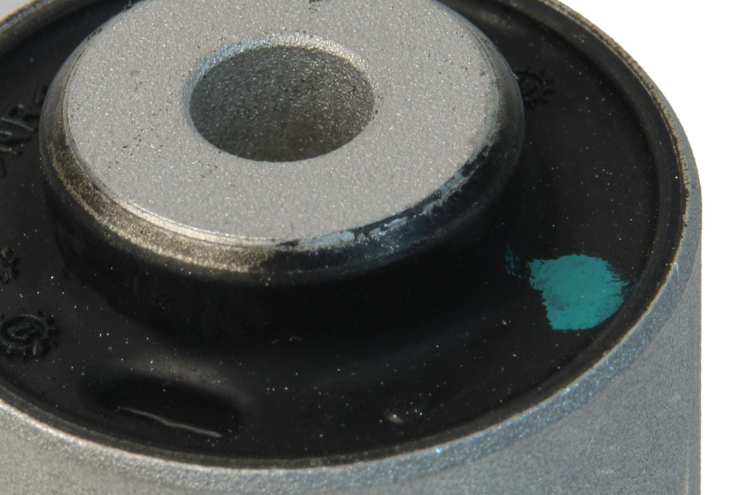 URO Parts URO-013900 Buje del brazo de control de suspensión