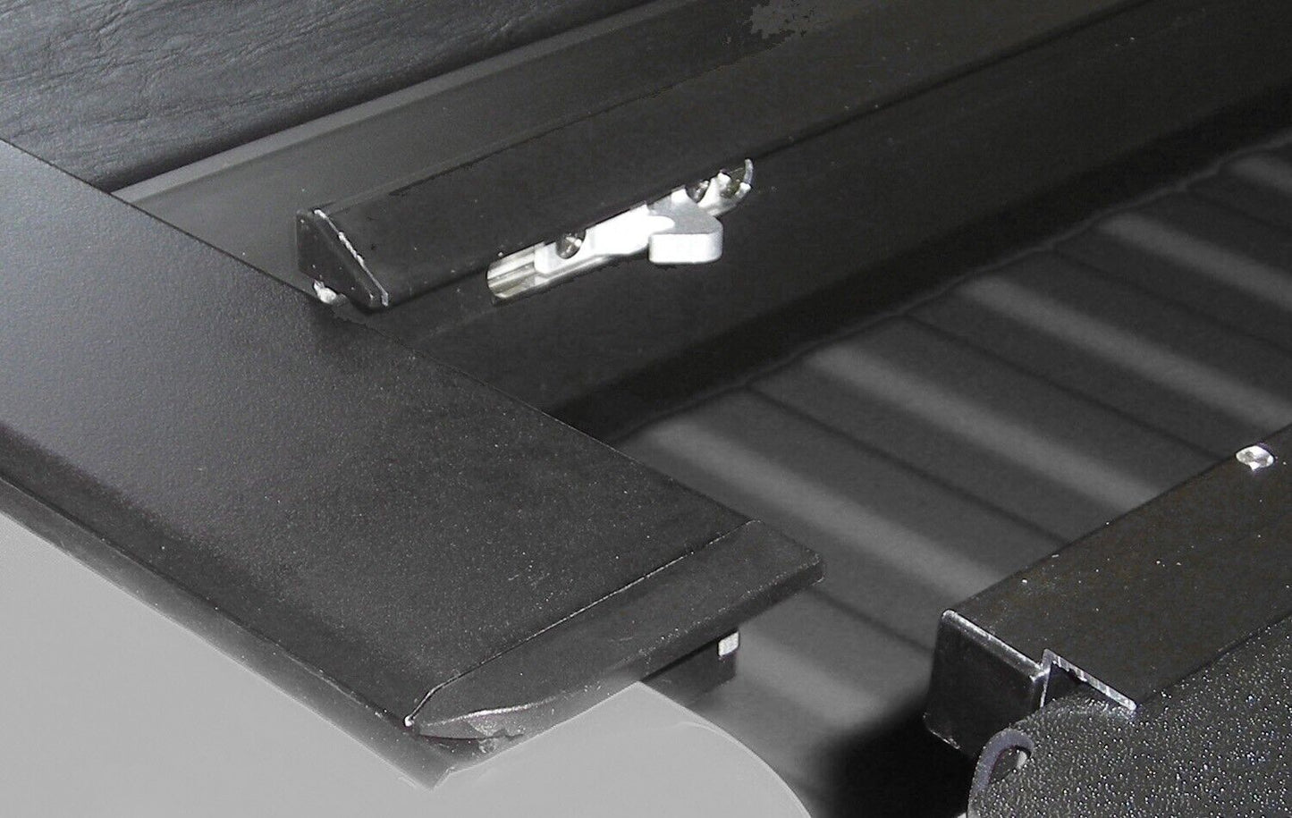 ROLL-N-LOCK LG825M Tonneau Cover