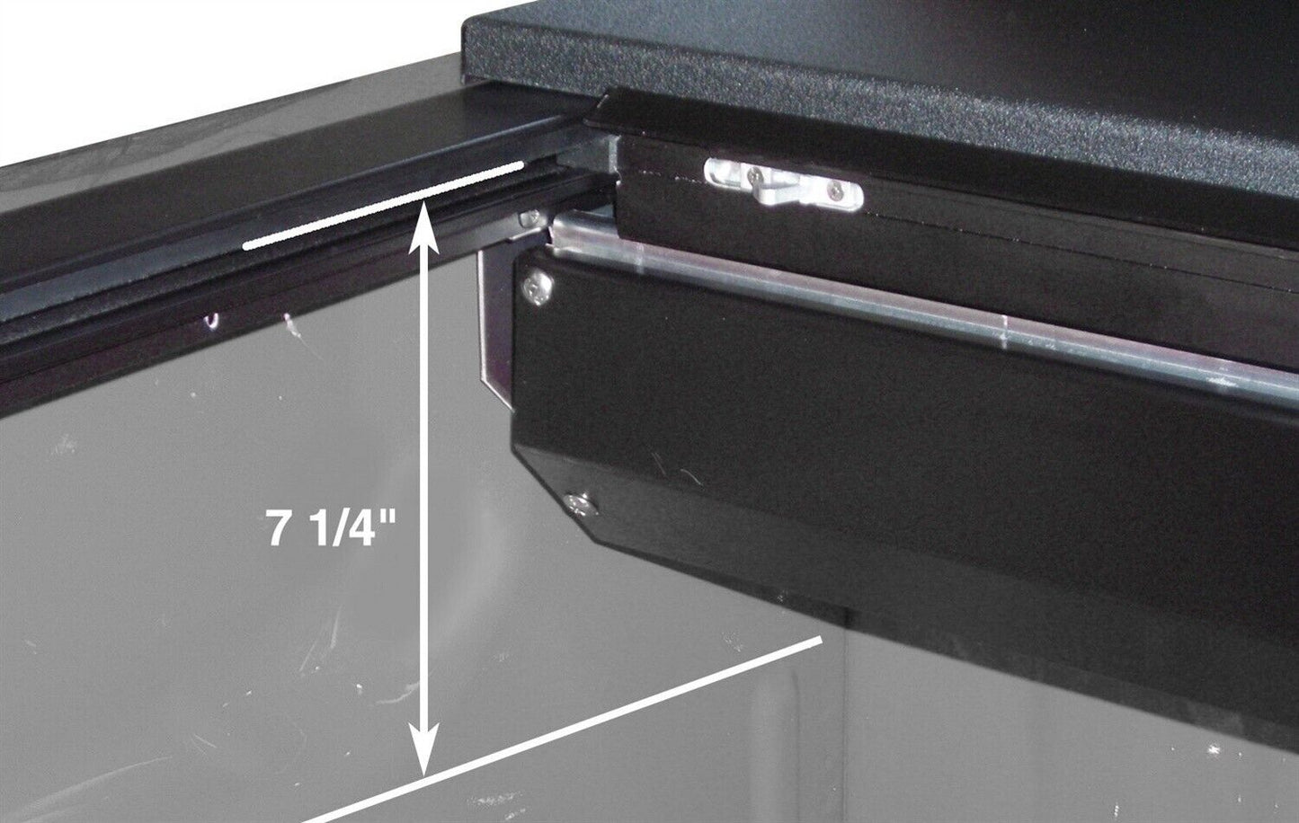 ROLL-N-LOCK LG825M Tonneau Cover