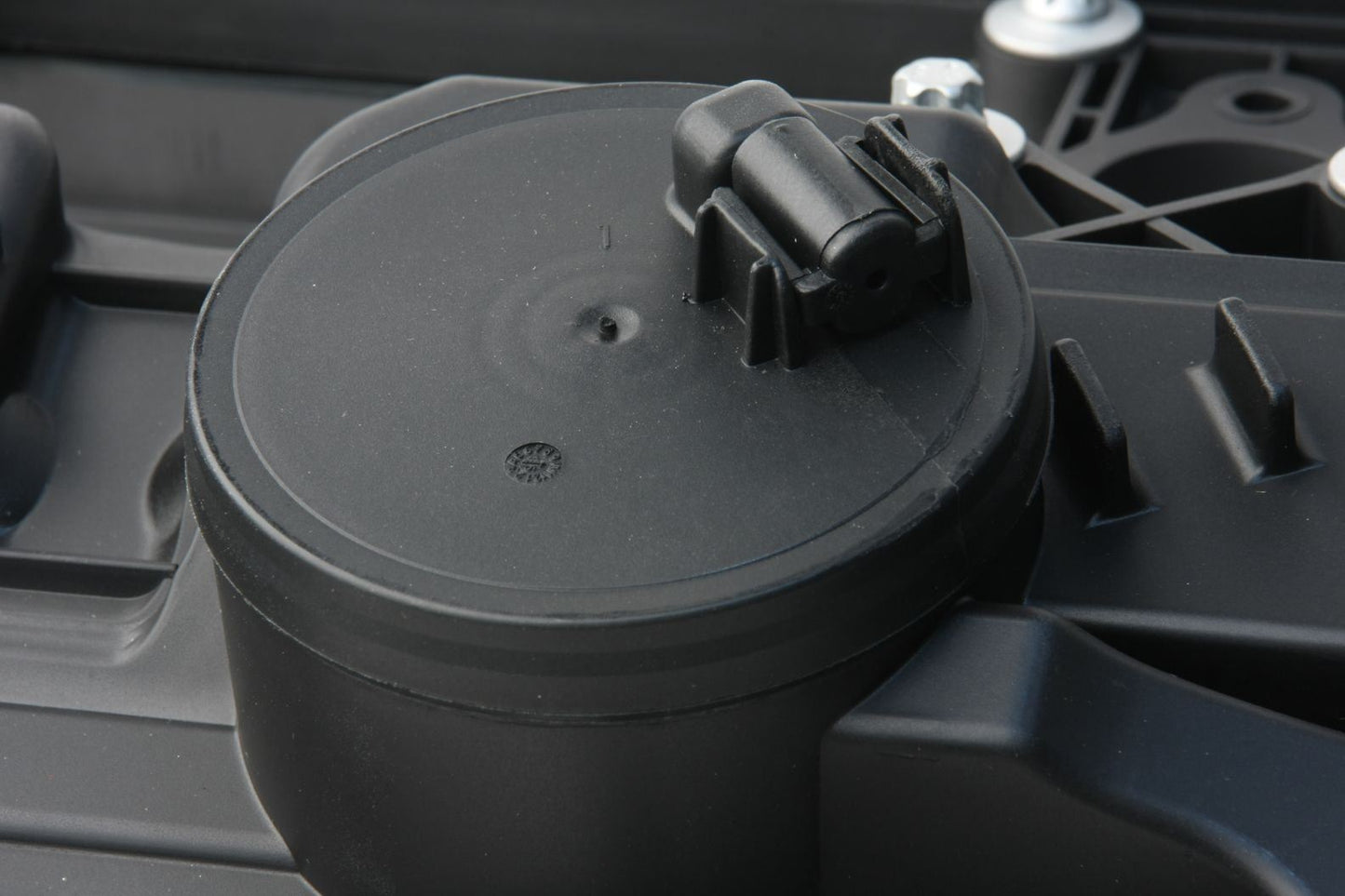 URO Parts URO-017259 Engine Valve Cover